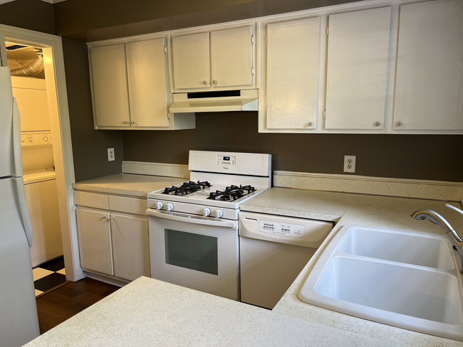 Building Photo - 3751 Jamestown Cir