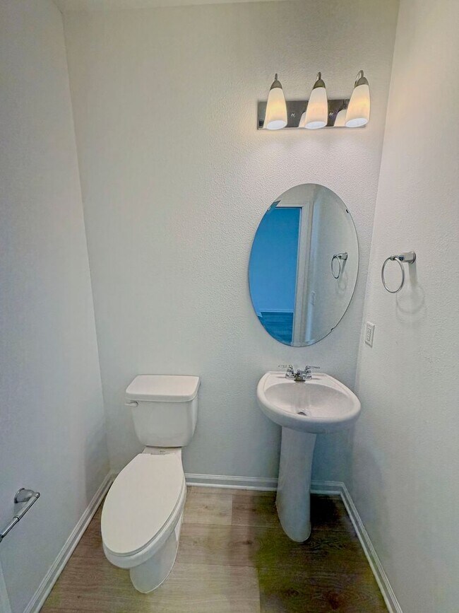 Building Photo - Beautiful 3 Bedroom, 2.5 Bathroom Townhome + Loft in Gated SilverLeaf Community