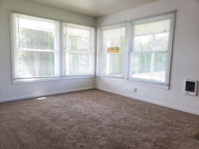 Building Photo - 8125 NE Mallory Ave