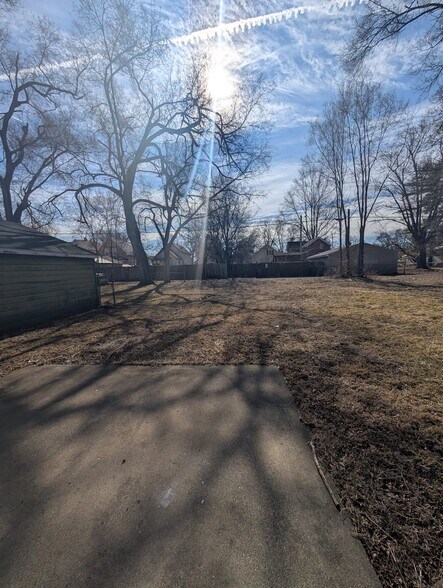 Building Photo - 2116 W Garden St