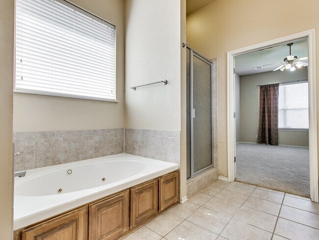 Building Photo - Lone Oak Ridge + Gated Community + 4 beds/2.5 Baths + Storm Shelter + Deer Creek Schools