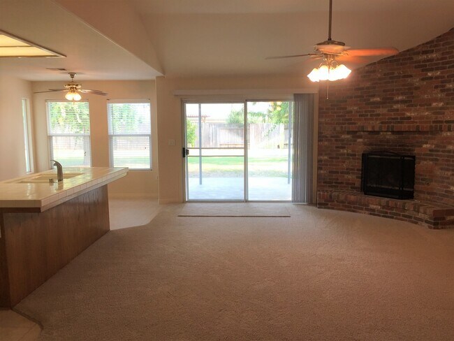 Building Photo - 5801 Roscomare St