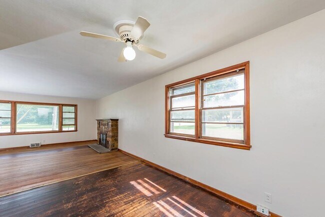 Building Photo - 618 N Oplaine Rd
