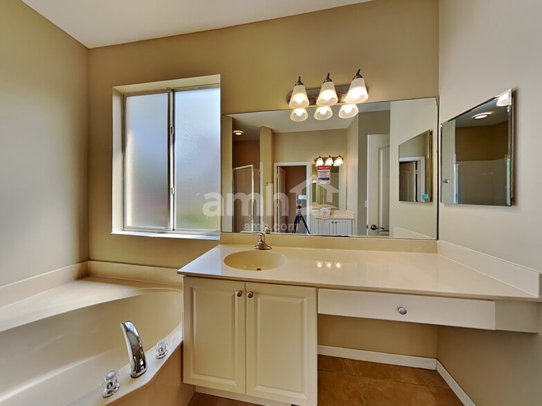 Building Photo - 9573 SW Flowermound Cir