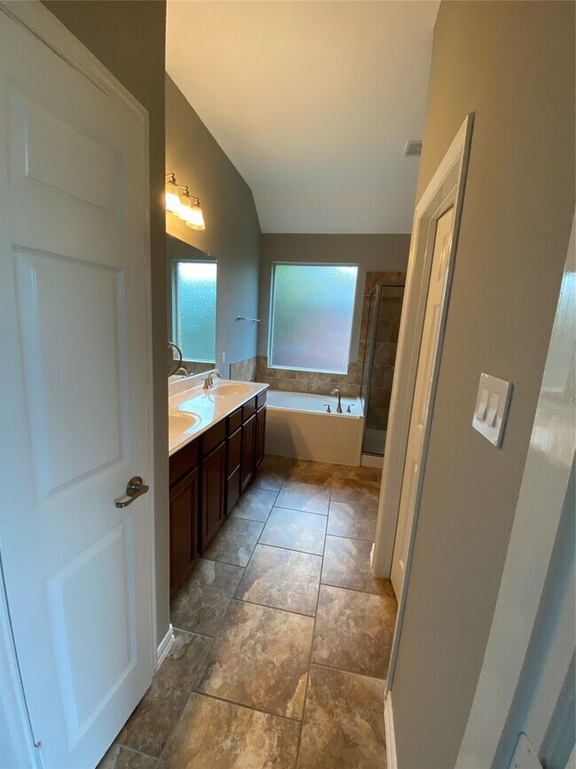 Building Photo - 42 Black Swan Ct