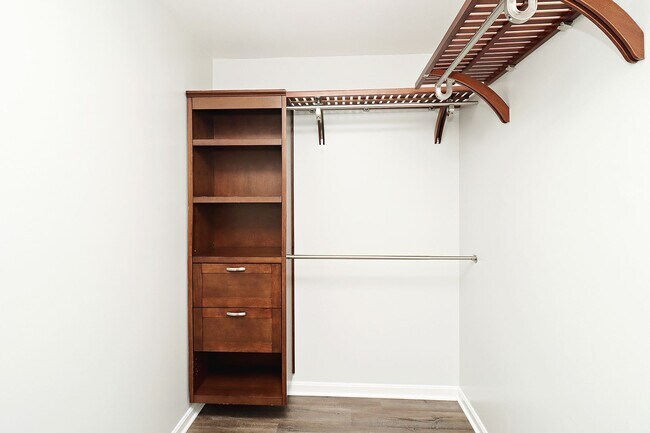 Building Photo - Move-in Ready End-Unit Stonehenge Townhome