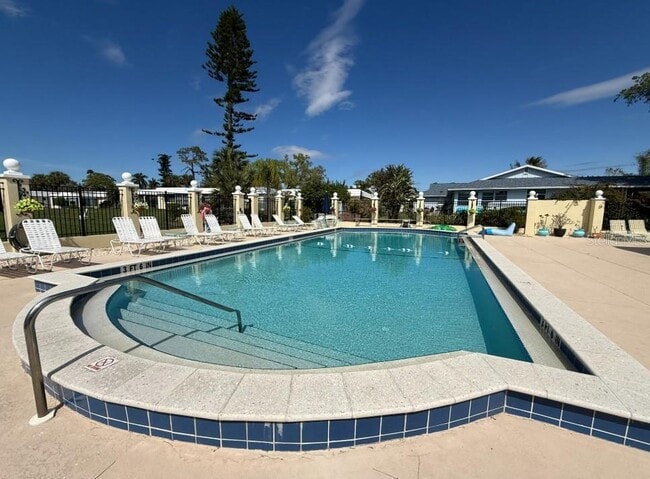 Building Photo - 5835 Tidewood Ave