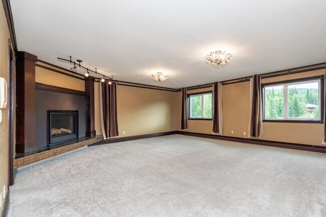 Building Photo - 11071 Mountain Lake Dr