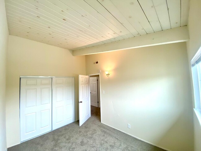 Building Photo - 692 Cabot Way