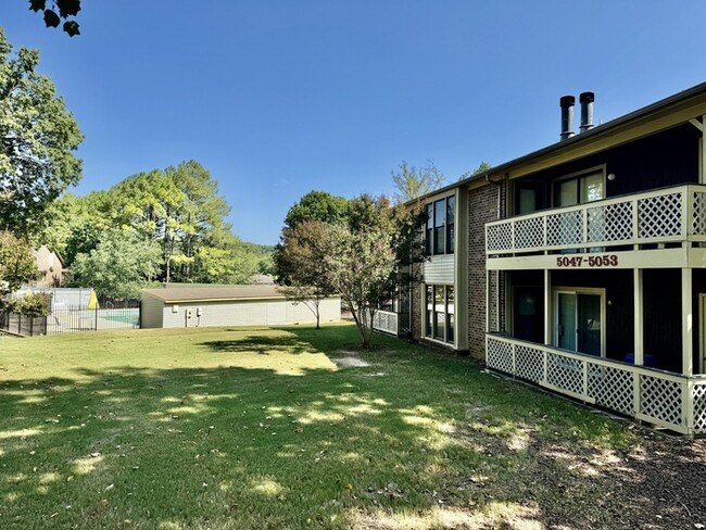 Building Photo - Look and lease-renovated and upstairs