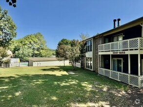 Building Photo - Look and lease-renovated and upstairs