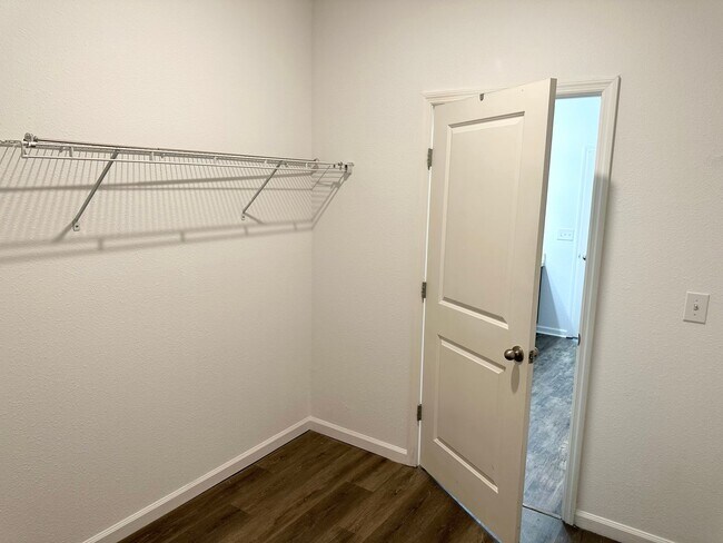Building Photo - Private Back Yard! - 3 Bedroom 2 Bathroom ...