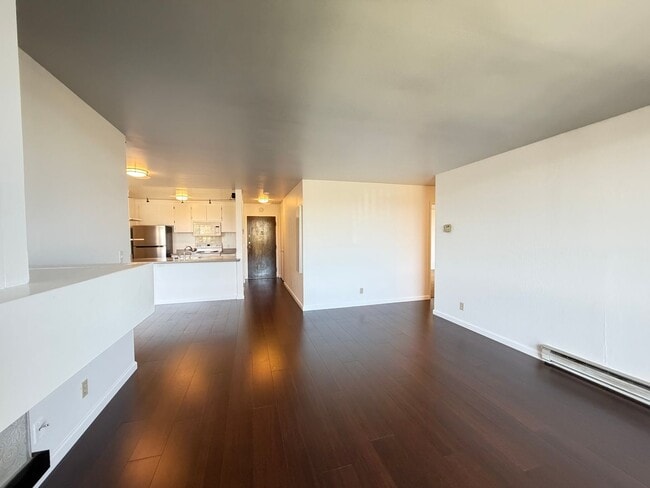 Building Photo - 2101 Shore Line Dr