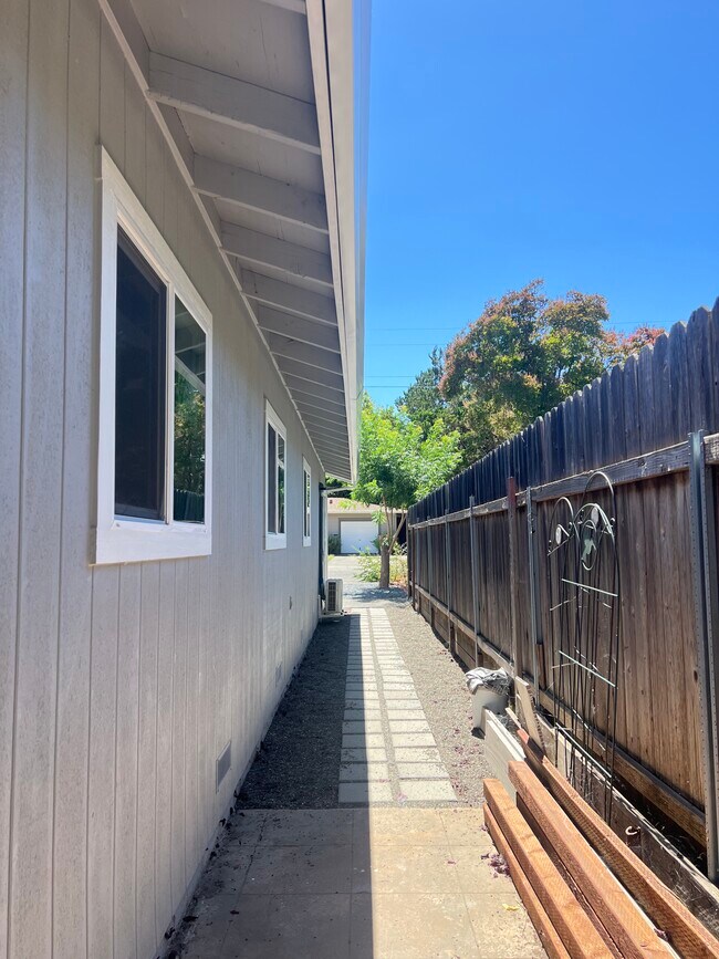 Building Photo - 316 Hardister Dr