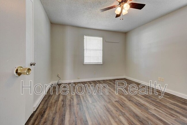 Building Photo - 208 W Shadywood Dr