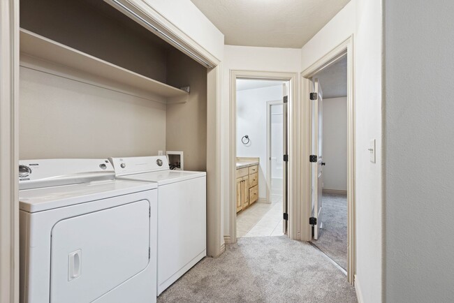 Building Photo - DARLING - 2 Bed 1.5 Bath Townhome in the M...