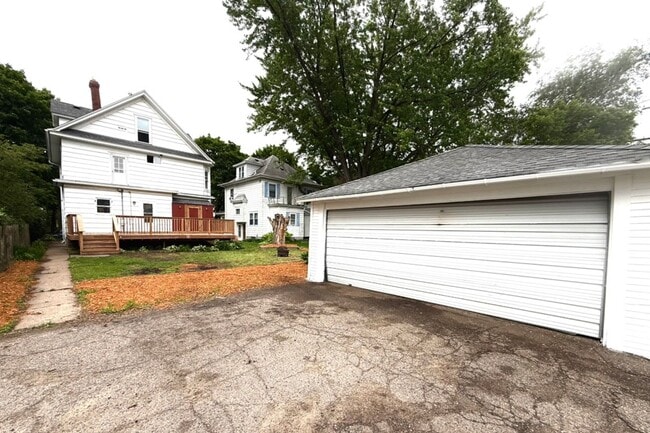 Building Photo - Renovated House for Rent!
