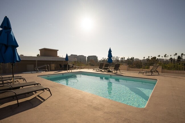 Building Photo - Beverly Hills Prime Location - 2 bed 2.5 bathroom