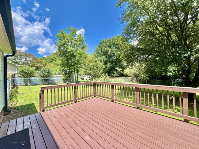 Building Photo - CONVENIENT LOCATION 3 Bedroom