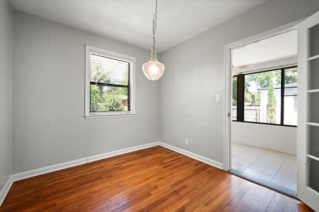 Building Photo - 4622 Redwood Ave