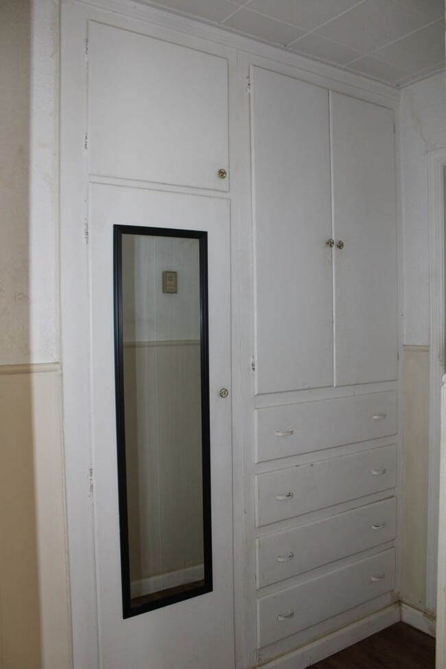 Building Photo - 2 Bed, Tinker Close & Garage!