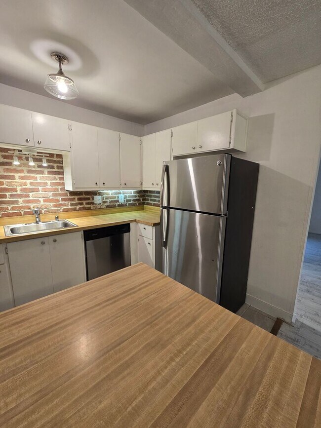 Building Photo - Beautiful Ground Floor Unit-  1BD/1.5BA