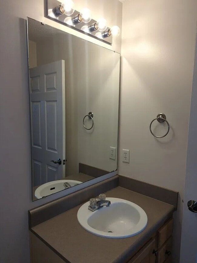 Building Photo - Single Room w/ Private Bathroom in Hart's Cove