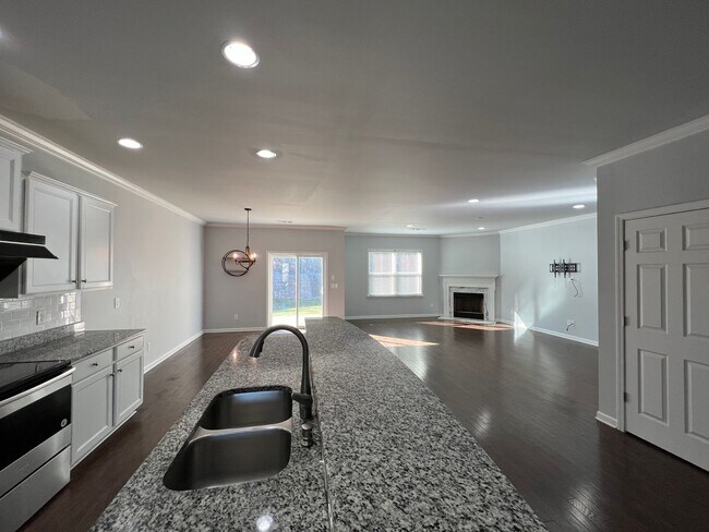 Building Photo - 4 Bedroom 3 Bath - Gorgeous Backyard in Le...