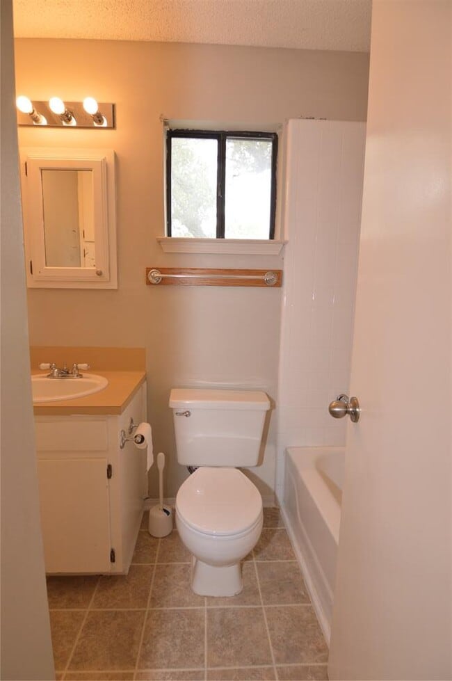 Building Photo - 8912 Circle Dr