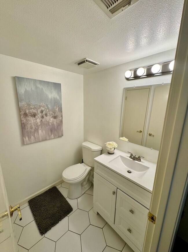 Building Photo - 2 Bedroom, 2 Bath Condo
