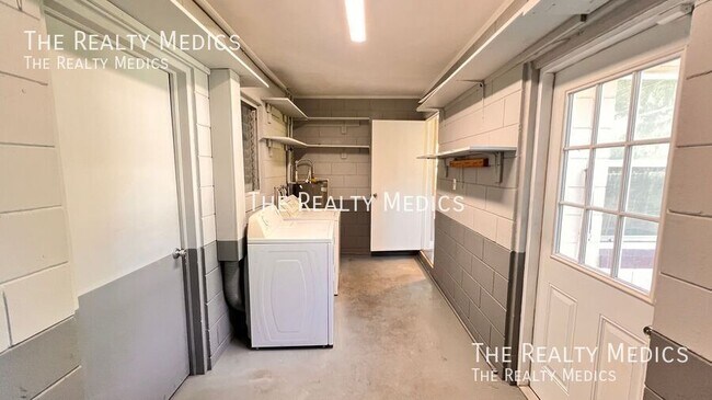 Building Photo - 929 Dupont Ave