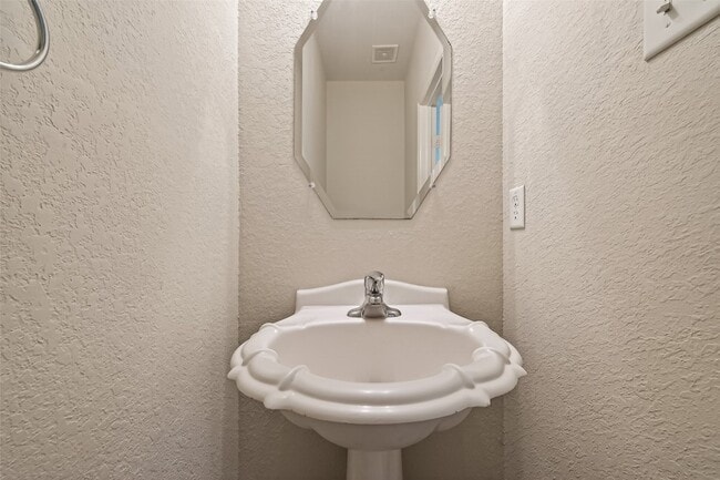 Building Photo - 13915 Maleewan Ln