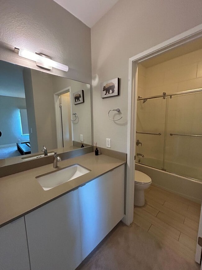 Building Photo - 2 bedroom / 2 bath condo - Waterfront Avai...
