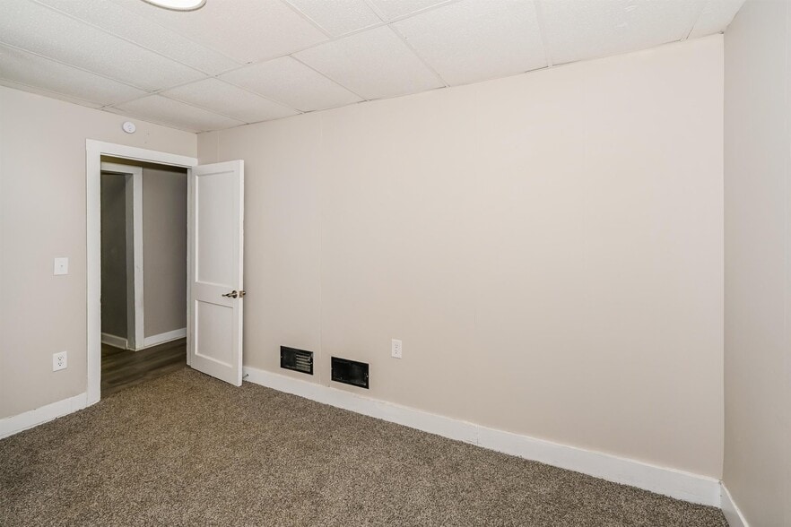 Building Photo - 305 Morton St