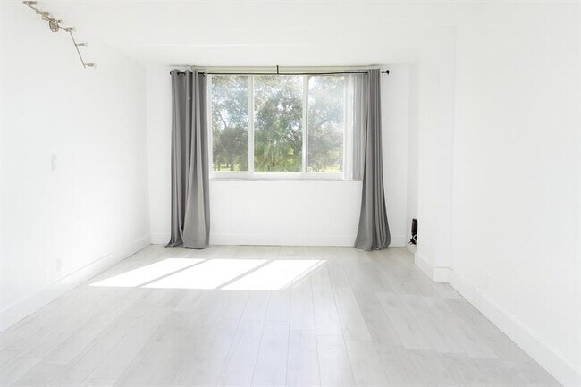 Building Photo - 4200 Hillcrest Dr