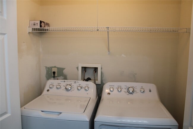 Building Photo - 712 Woodside Creek Dr