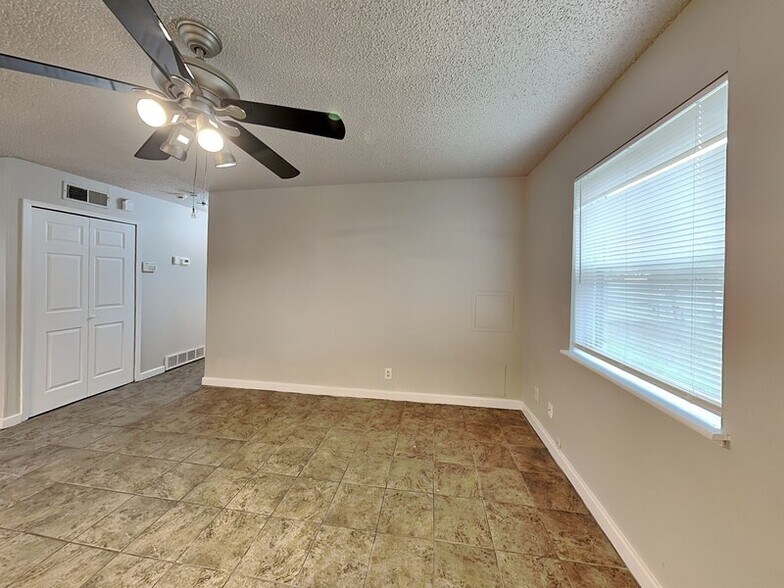 Building Photo - 1101 Johns Dr