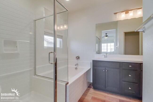 Building Photo - Stunning Corner Unit 4Bdm 3.5Ba Townhome w...