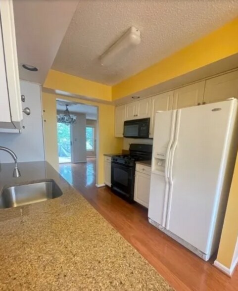Building Photo - 214 Manahan Ct