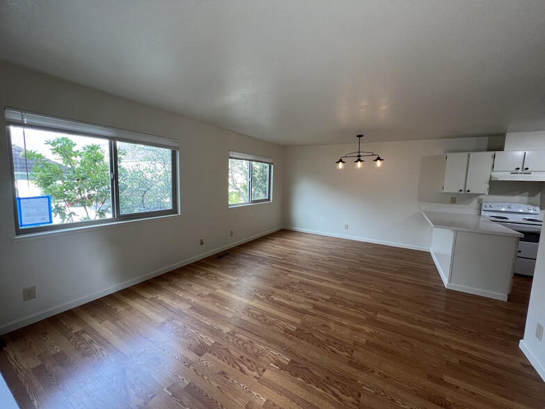 Building Photo - 557 Laine St