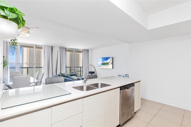 Building Photo - 2600 E Hallandale Beach Blvd