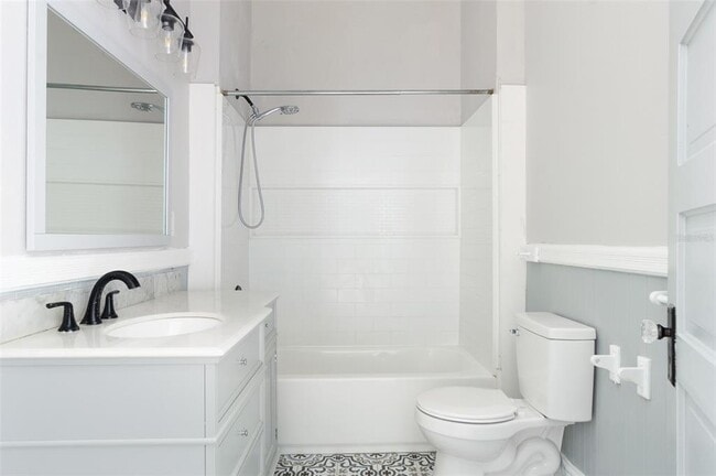 Building Photo - 906 E 11th Ave