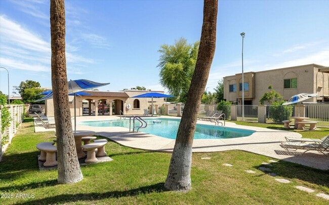 Building Photo - GORGEOUS Updated 2 bedroom Condo in Old To...