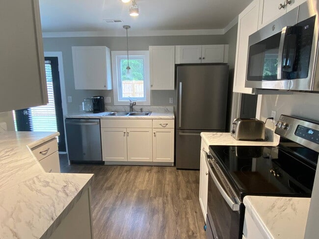 Building Photo - Beautiful 3 bed, 2 bath in Central