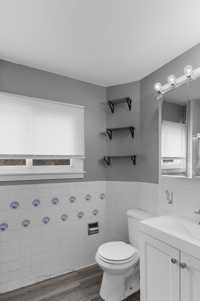 Building Photo - 404 N Bentley Ave