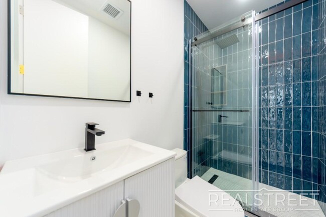 Building Photo - Stunning Penthouse 3 bed 3 Bath with Priva...