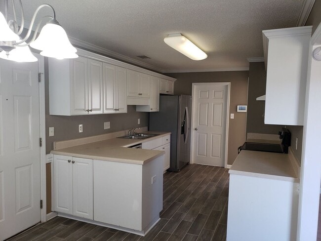 Building Photo - Nice 3 BD/ 2 BA Home