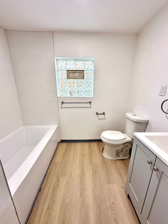 Building Photo - Newly Renovated 1 Bedroom, 1 Bath Unit in ...