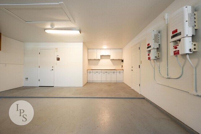 Building Photo - Woodward Park Home, 3BR/2BA, Pool, Spa, Gr...