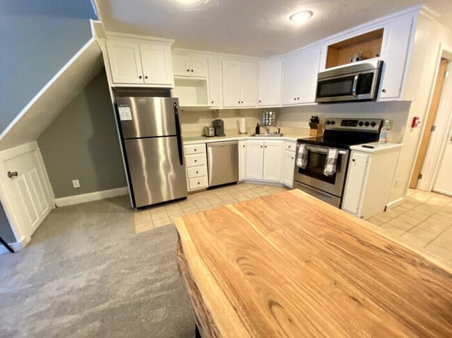 Building Photo - Cozy Condo in the Heart of Smugglers' Notc...